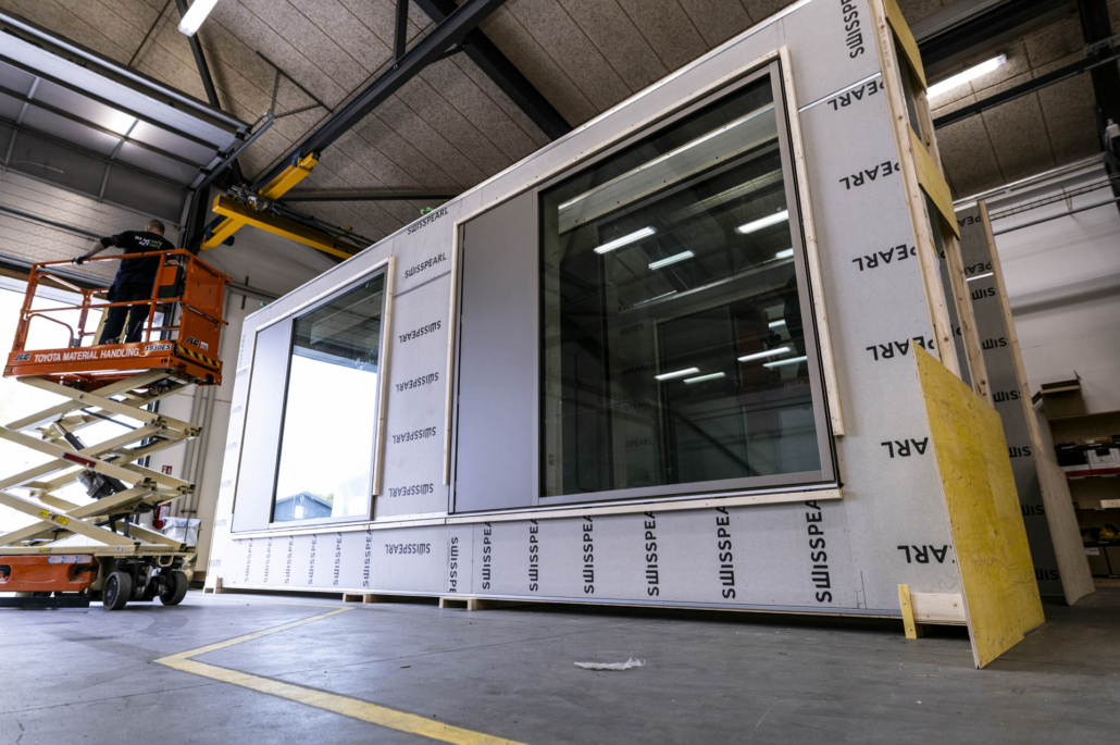 Stort element med to tunge vinduespartier på op til 900 kilo i produktionen hos Taasinge Elementer, klar til den sidste del af leverancen