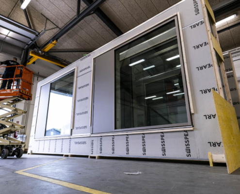Stort element med to tunge vinduespartier på op til 900 kilo i produktionen hos Taasinge Elementer, klar til den sidste del af leverancen