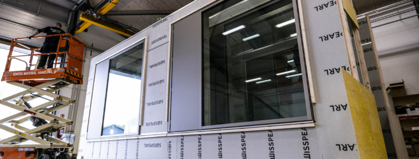 Stort element med to tunge vinduespartier på op til 900 kilo i produktionen hos Taasinge Elementer, klar til den sidste del af leverancen
